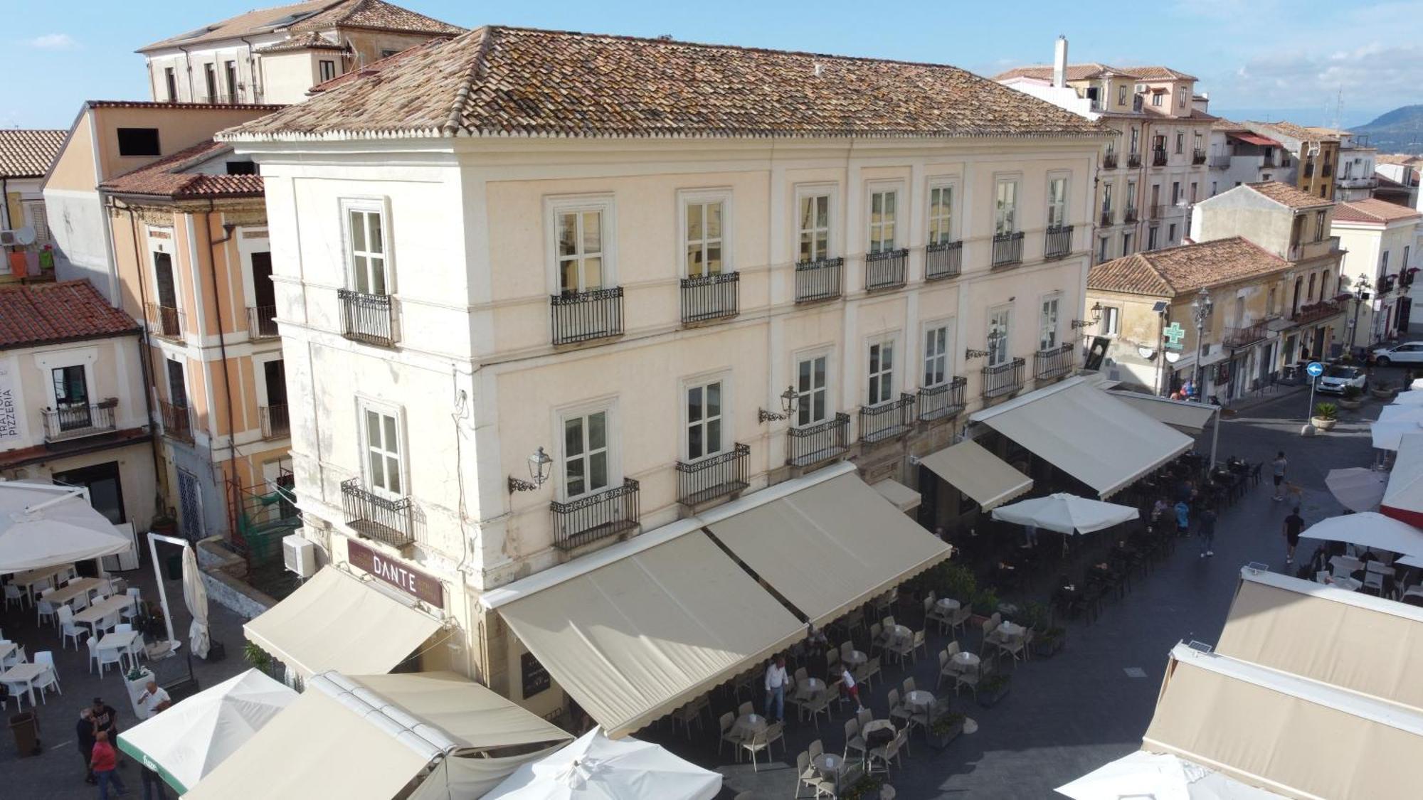 Hotel Della Piazza ปิซโซ ภายนอก รูปภาพ