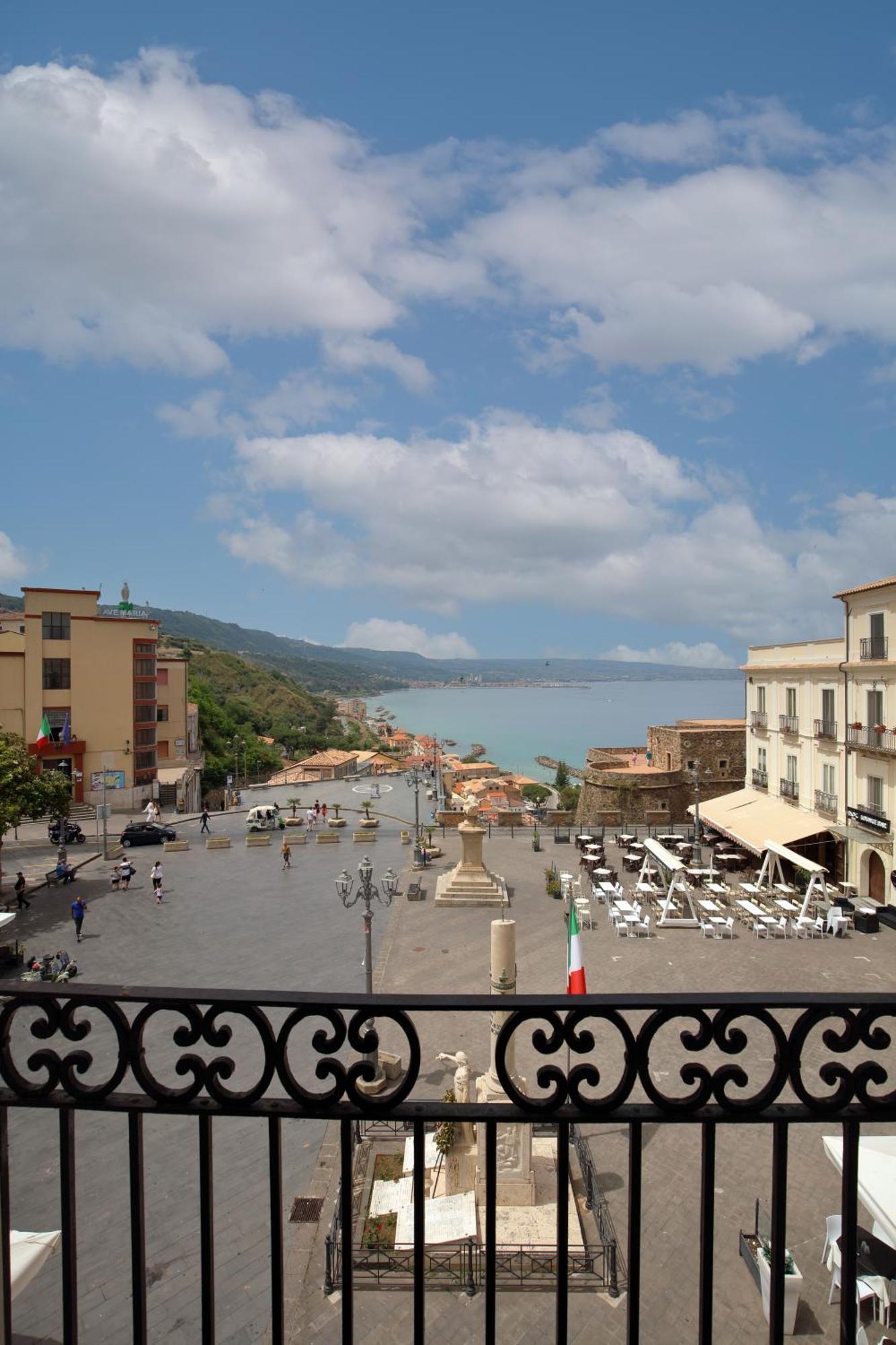 Hotel Della Piazza ปิซโซ ภายนอก รูปภาพ